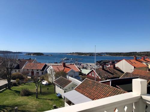 a view of a town with houses and the water at Vacker våning med havsutsikt i Strömstads centrum. in Strömstad