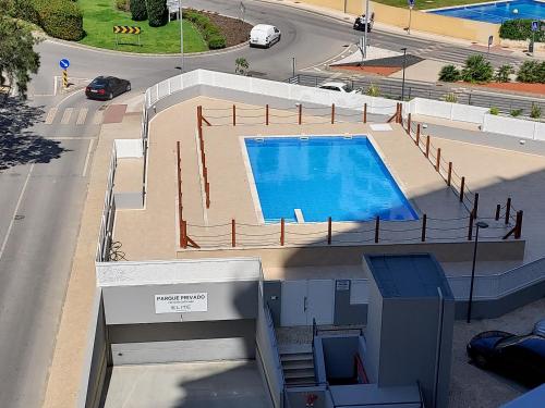 an overhead view of a swimming pool on top of a building at Elite Residence Praia da Rocha in Portimão