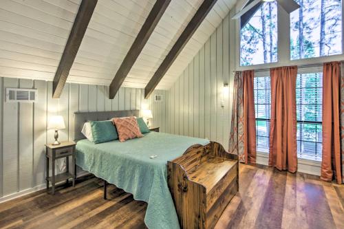 Ліжко або ліжка в номері Brookeland Resort Cabin with Golf and Lake Access