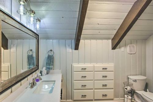 Ванна кімната в Brookeland Resort Cabin with Golf and Lake Access