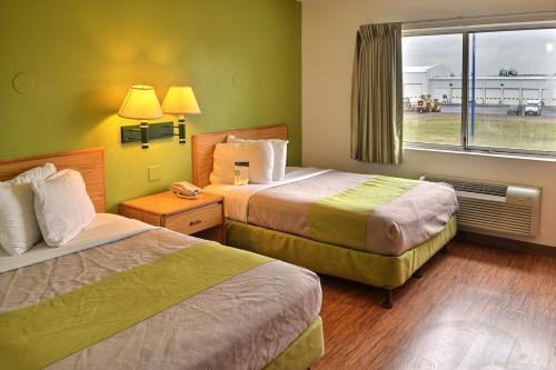 Кровать или кровати в номере Motel 6-Billings, MT - North