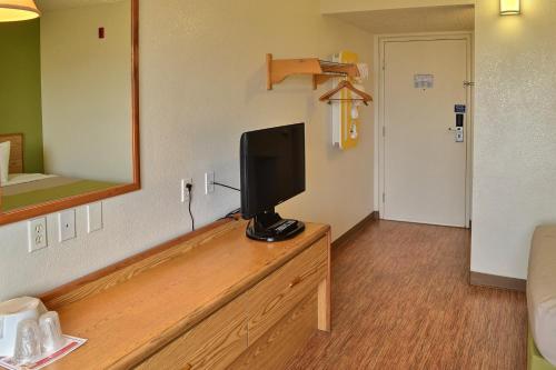 A television and/or entertainment centre at Motel 6-Billings, MT - North