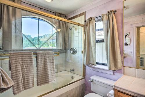 Ein Badezimmer in der Unterkunft Stunning CA Getaway on the Shores of Clear Lake!