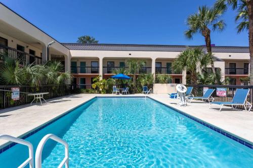 ein Pool vor einem Hotel in der Unterkunft Baymont by Wyndham Tallahassee in Tallahassee