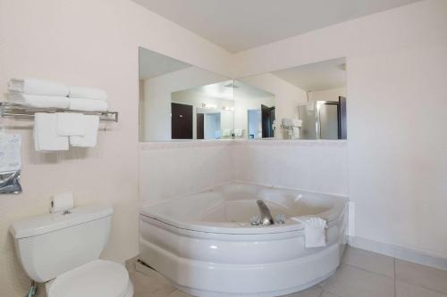 A bathroom at Quality Inn Grand Suites Bellingham