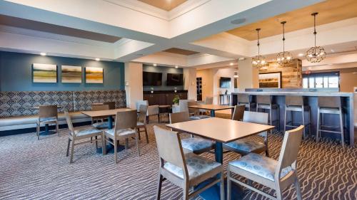 Η κουζίνα ή μικρή κουζίνα στο Best Western Plus Overland Inn