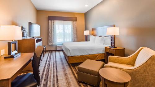 Ένα ή περισσότερα κρεβάτια σε δωμάτιο στο Best Western Plus Overland Inn
