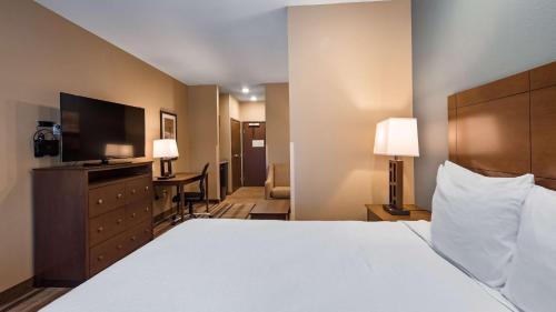 Ένα ή περισσότερα κρεβάτια σε δωμάτιο στο Best Western Plus Overland Inn