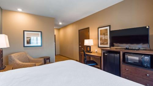 Η κουζίνα ή μικρή κουζίνα στο Best Western Plus Overland Inn