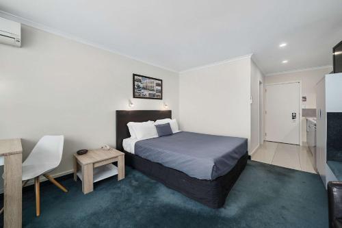 Una cama o camas en una habitación de Quality Inn Napier
