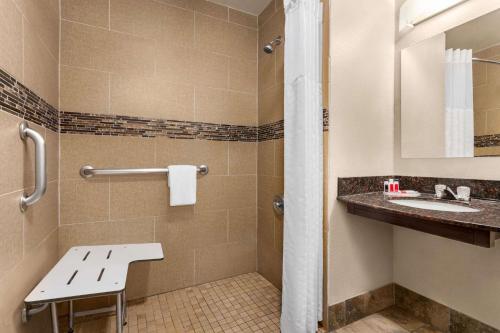 Kúpeľňa v ubytovaní Super 8 by Wyndham Nashville Airport North