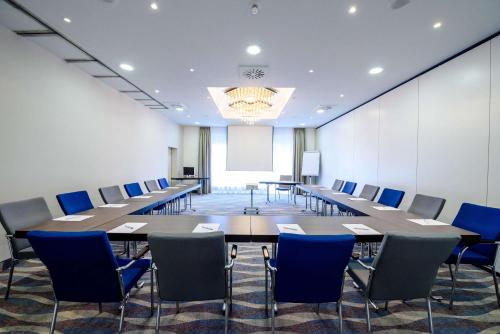 a conference room with a long table and chairs at Dorint Hotel Alzey/Worms in Alzey