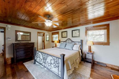 Кровать или кровати в номере Norris Lake Escape