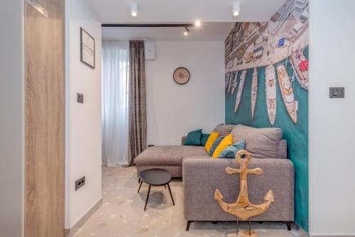 ein Wohnzimmer mit einem Sofa und einem Tisch in der Unterkunft Casa Costabella in Split