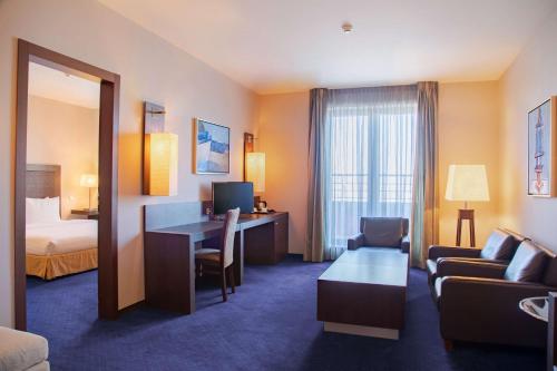 Metropolitan Hotel Sofia, a member of Radisson Individualsにあるテレビまたはエンターテインメントセンター