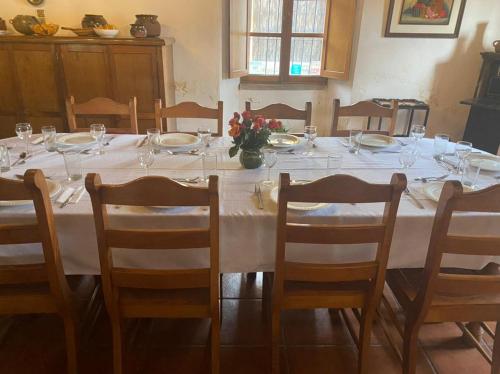 a long table with chairs and a white table cloth at Hostal San Nicolas in Antigua Guatemala