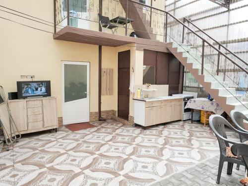 a room with a staircase and a sink and a television at Casa Fery in Băile Herculane