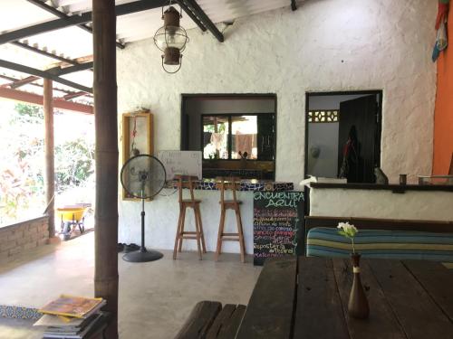 pokój ze stołem i ladą w budynku w obiekcie Reserva Natural La Esperanza w mieście Girocasaca