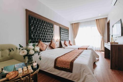 A bed or beds in a room at Golden Coto Hotel