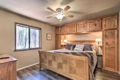 Cama ou camas em um quarto em Bright Pinetop Cabin with Deck - Pet Friendly!