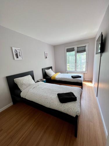 - 2 lits dans une petite chambre avec 2 fenêtres dans l'établissement 100m2 // ideal Family/Friends // 5min Disney/Val DEurope, à Serris