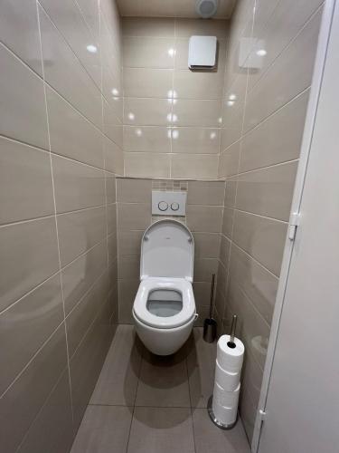 - une petite salle de bains avec toilettes dans une cabine dans l'établissement 100m2 // ideal Family/Friends // 5min Disney/Val DEurope, à Serris