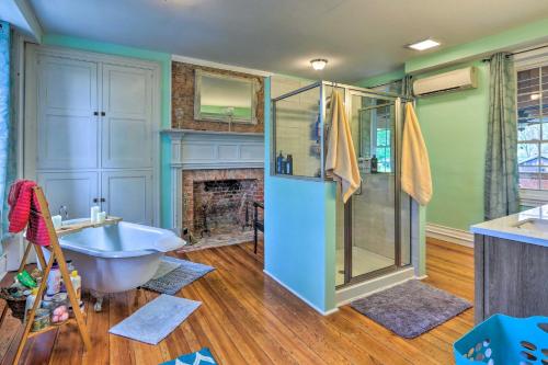 Φωτογραφία από το άλμπουμ του Historic Hammond House with Wine Country View! σε Strasburg