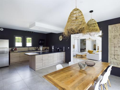 une cuisine et une salle à manger avec une table en bois dans l'établissement Mas de Cartelan, à Paradou