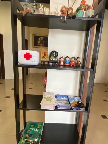 a shelf with toys and books on it at 樂活小築民宿Lohas Taitung B&B in Taitung City
