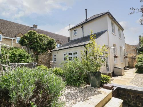 a house with a garden in front of it at Blundell's Cottage in Broadway