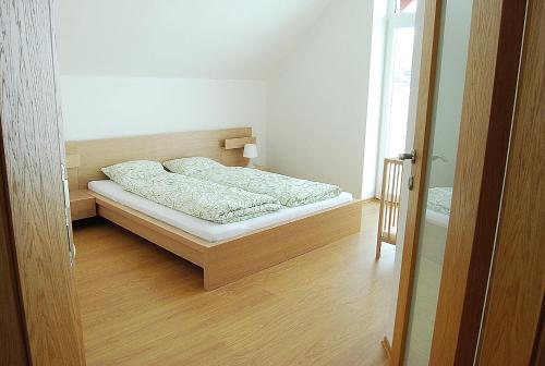 Un pat sau paturi într-o cameră la Penzion Emilia