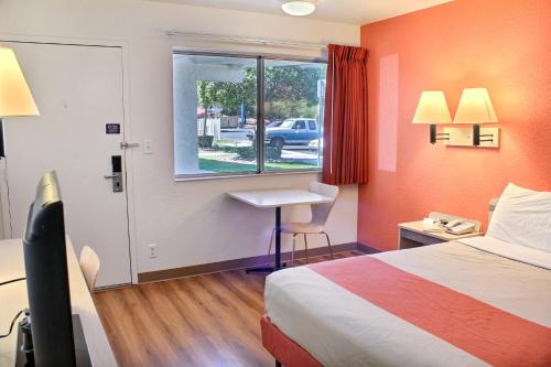 Motel 6-Atascadero, CAにあるベッド