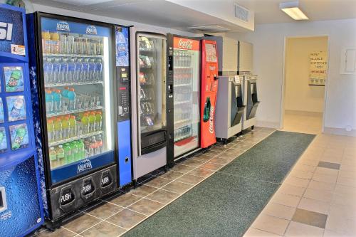 アタスカデロにあるMotel 6-Atascadero, CAのコンビニ(部屋にソーダ2台付)