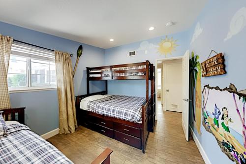 a bedroom with a bunk bed in a room at Hawaiian Paradise in Anaheim