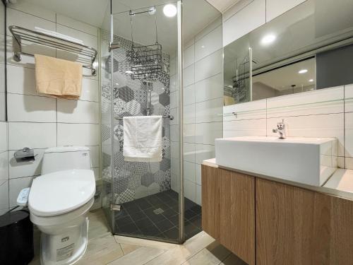 台北的住宿－福爾摩莎北驛旅館 ，浴室配有卫生间、盥洗盆和淋浴。
