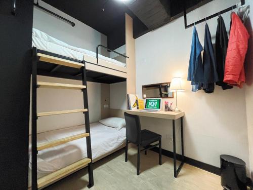 台北的住宿－福爾摩莎北驛旅館 ，宿舍间设有双层床、书桌和电脑。