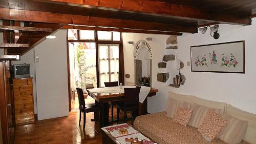 Karampela Despina في Mestá: غرفة معيشة مع أريكة وطاولة طعام