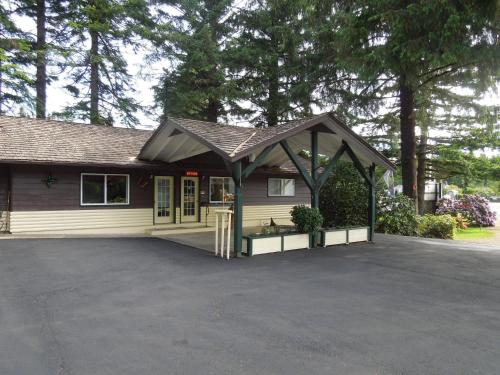 a house with a porch and a garage at Park Motel and Cabins in Florence