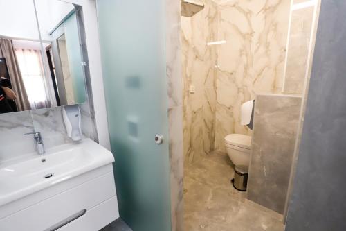 a bathroom with a sink and a toilet at Glavatarski Han in Glavatartsi