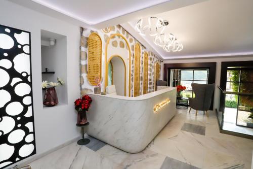 a lobby with a reception desk in a house at Glavatarski Han in Glavatartsi