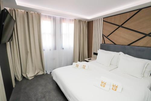 a hotel room with two beds and a television at Glavatarski Han in Glavatartsi