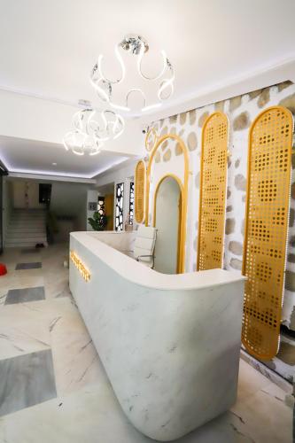 a lobby with a wall with a chandelier at Glavatarski Han in Glavatartsi