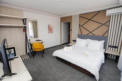 a hotel room with a bed and a desk at Glavatarski Han in Glavatartsi