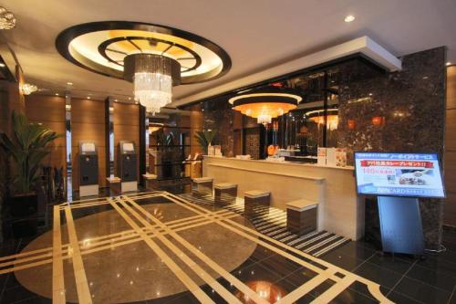 um lobby de um hotel com um bar em APA Hotel TKP Nippori Ekimae em Tóquio