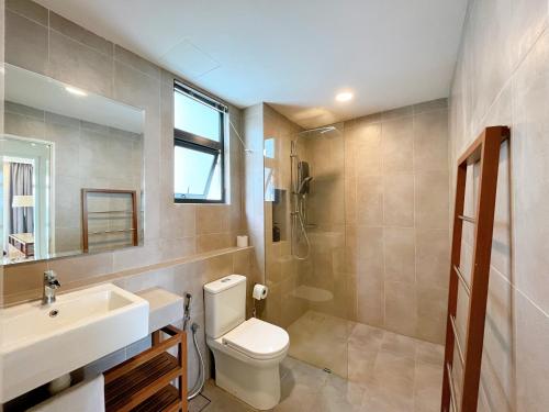 ein Badezimmer mit einem WC, einem Waschbecken und einem Spiegel in der Unterkunft Tenang Retreat at Timurbay -Full Sea View- in Kuantan