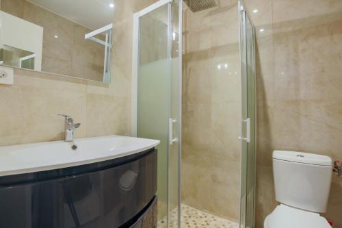 une salle de bain avec toilettes, lavabo et douche dans l'établissement Studio AC 