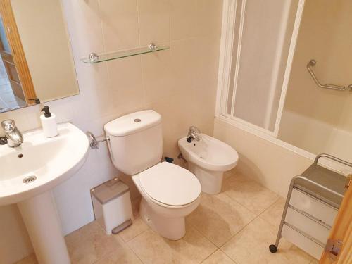een badkamer met een toilet en een wastafel bij Sol 28 in Colonia Sant Jordi