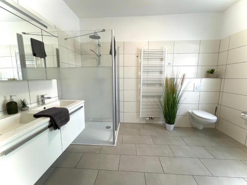 Koupelna v ubytování Schlafen wie Zuhause Monteur und Ferienwohnungen Rahden