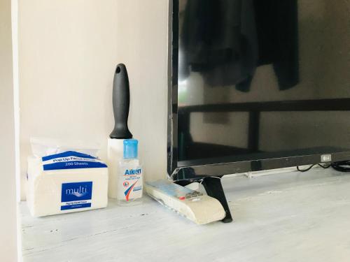 uma faca e detergente sentados ao lado de uma televisão em TURU Homestay Syariah em Banjarnegara