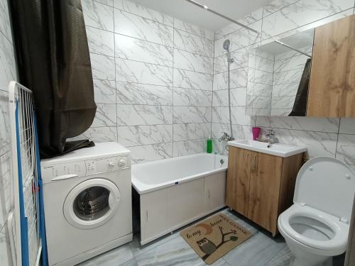 克洛佩夫尼茨基的住宿－Шевченко 26 1К，一间带洗衣机和卫生间的浴室